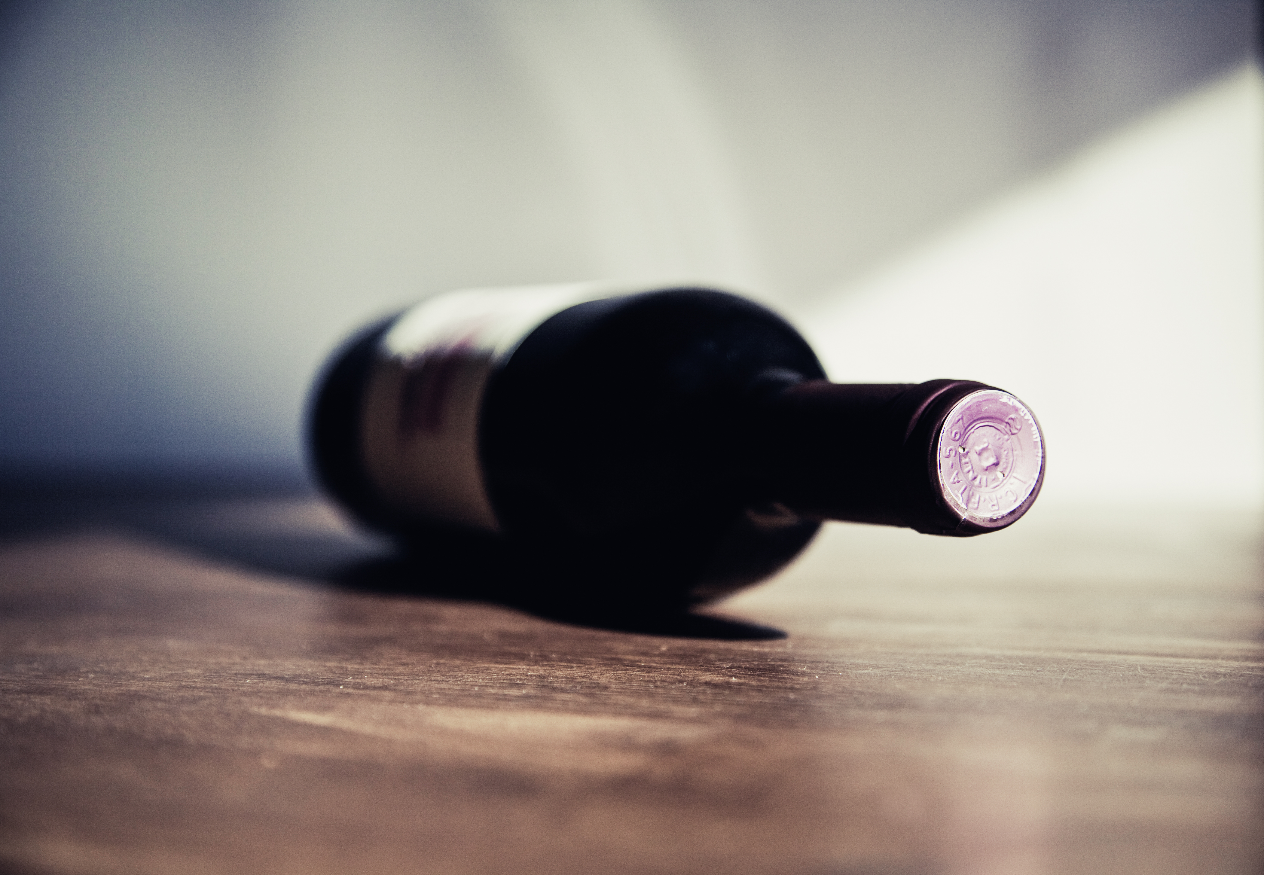Пустая бутылка вина. Бутылка вина. Бутылка с вином. Лежачая бутылка вина. Бутылка винная.